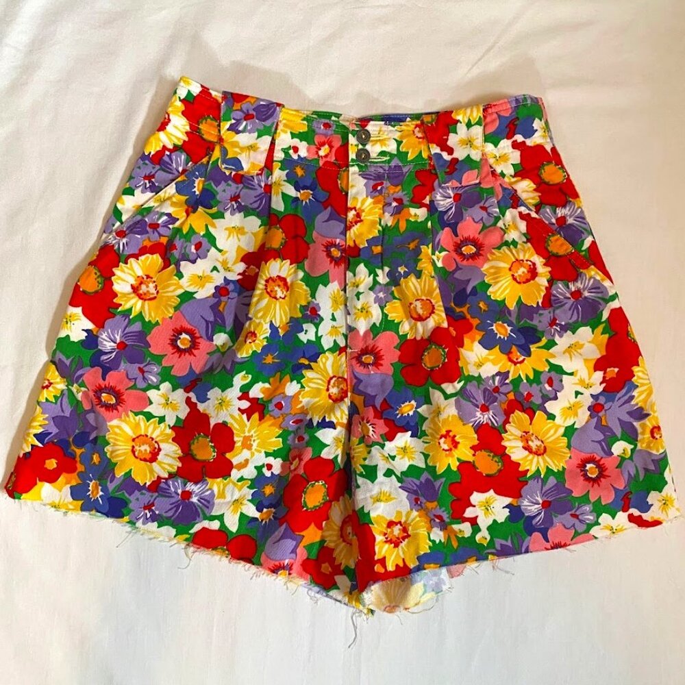 Vintage LizSport Floral High-Waisted Colorful Pleated Cotton Cut-off Shorts 90s